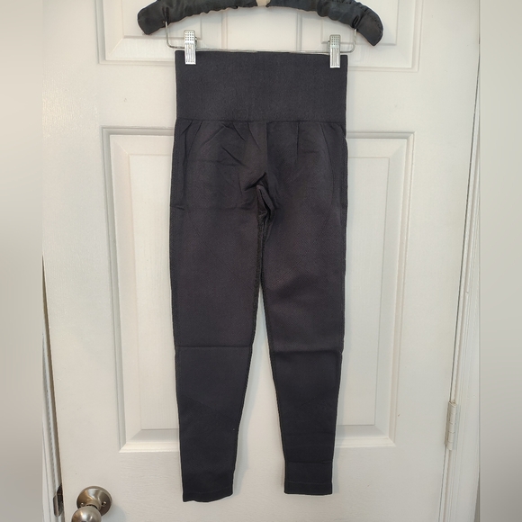 Seamless Flow Butt Lift Rouched Black 7/8 Leggings Tummy Control - Picture 4 of 11